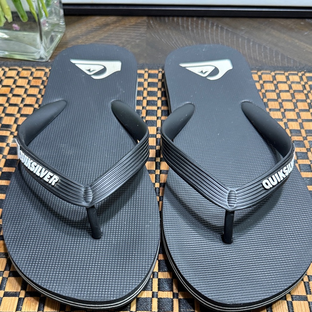 Quiksilver Men’s Black Flip-Flop Sandals with White Logo SZ 10/11 Box 16